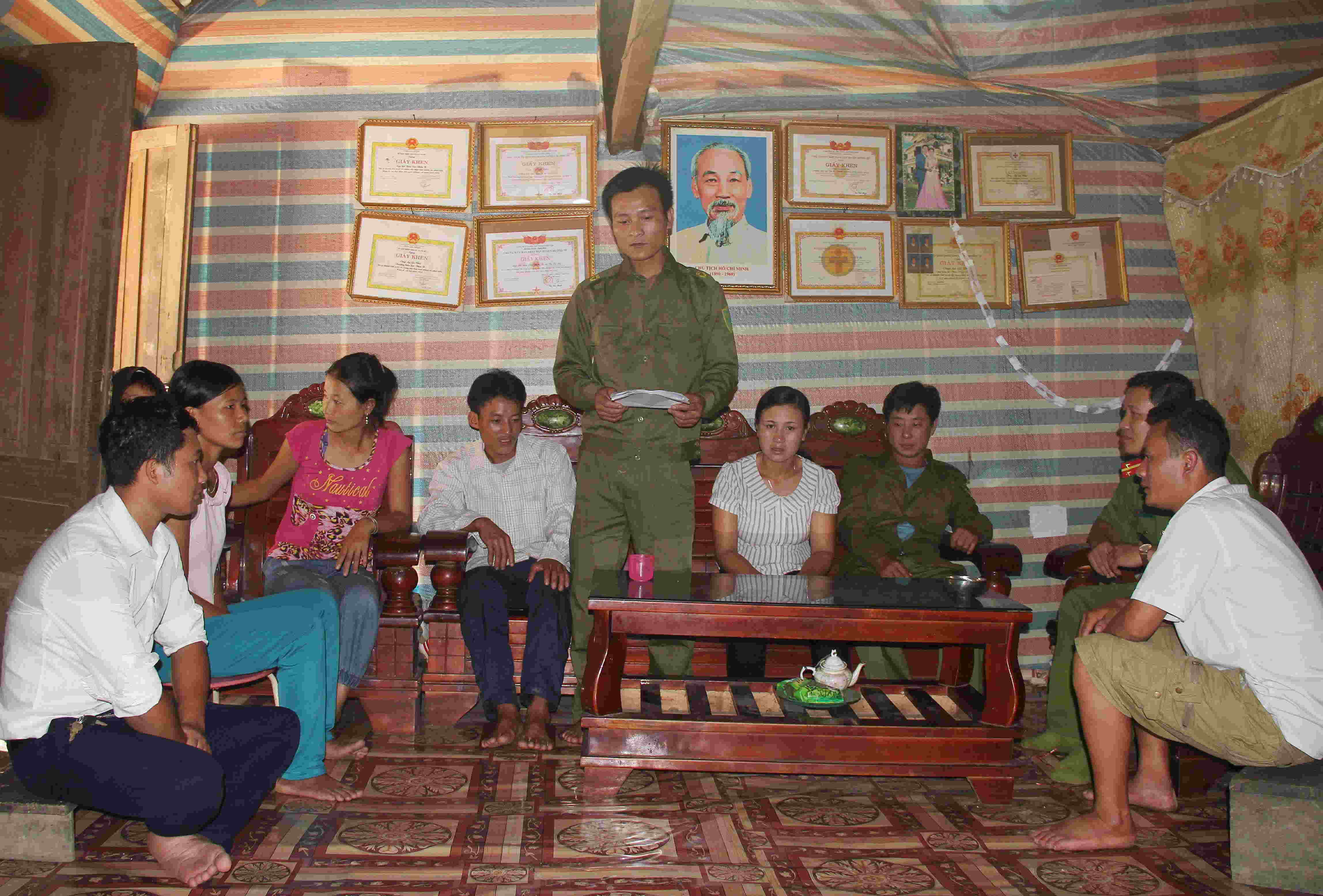 Công an xã Vàng San (huyện Mường Tè) phối hợp với Công an huyện tuyên truyền, phổ biến Chỉ thị 07 và các phong trào giữ gìn ANTT tới người dân.
